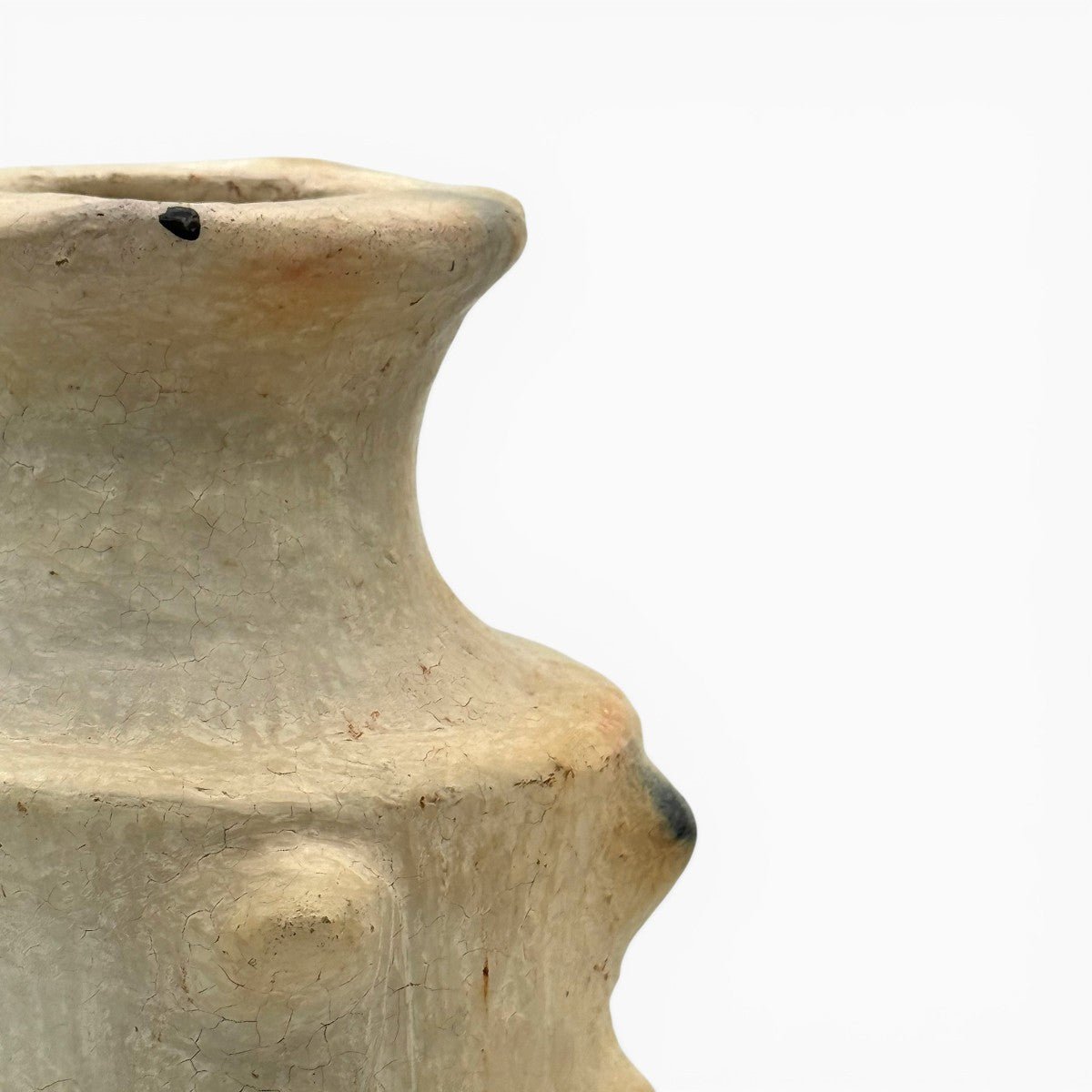 Texture porosa e rustica del vaso colonna ceramica Sejnane, lusso etico.