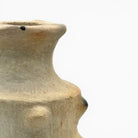 Texture porosa e rustica del vaso colonna ceramica Sejnane, lusso etico.