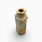 Vaso Hanene (H 35 cm) esposto come scultura architettonica in un interno moderno.
