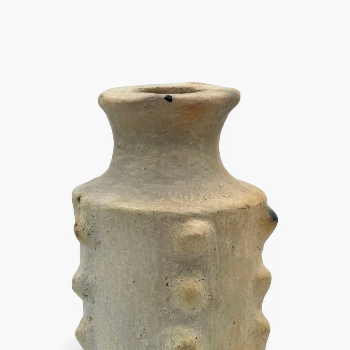 Il collo svasato del vaso colonna "Ritmo Arcaico" di Hanene, design ancestrale.