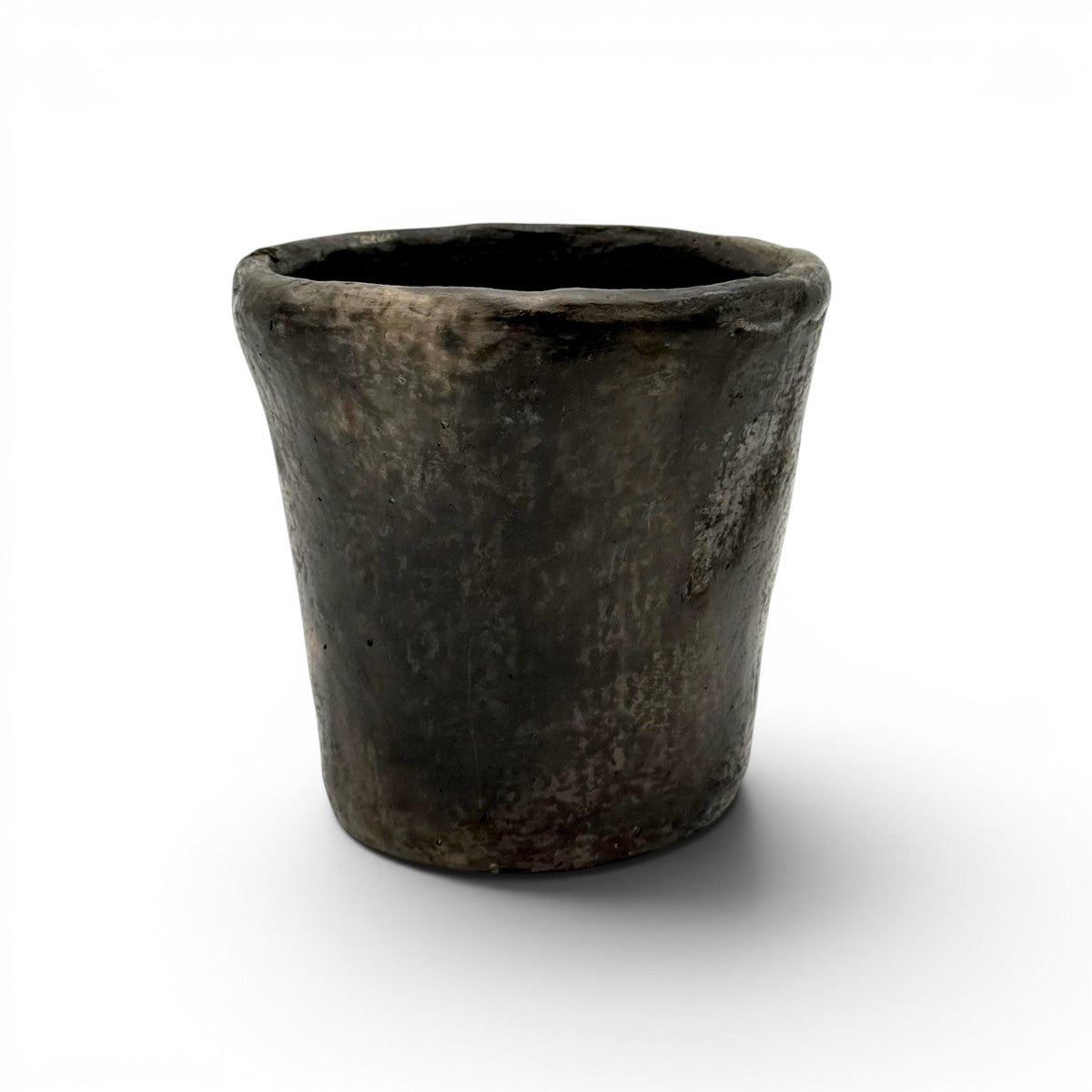 Profilo geometrico a tronco di cono del manufatto d'arte decorativo per interni della collezione Malles x Vicode.