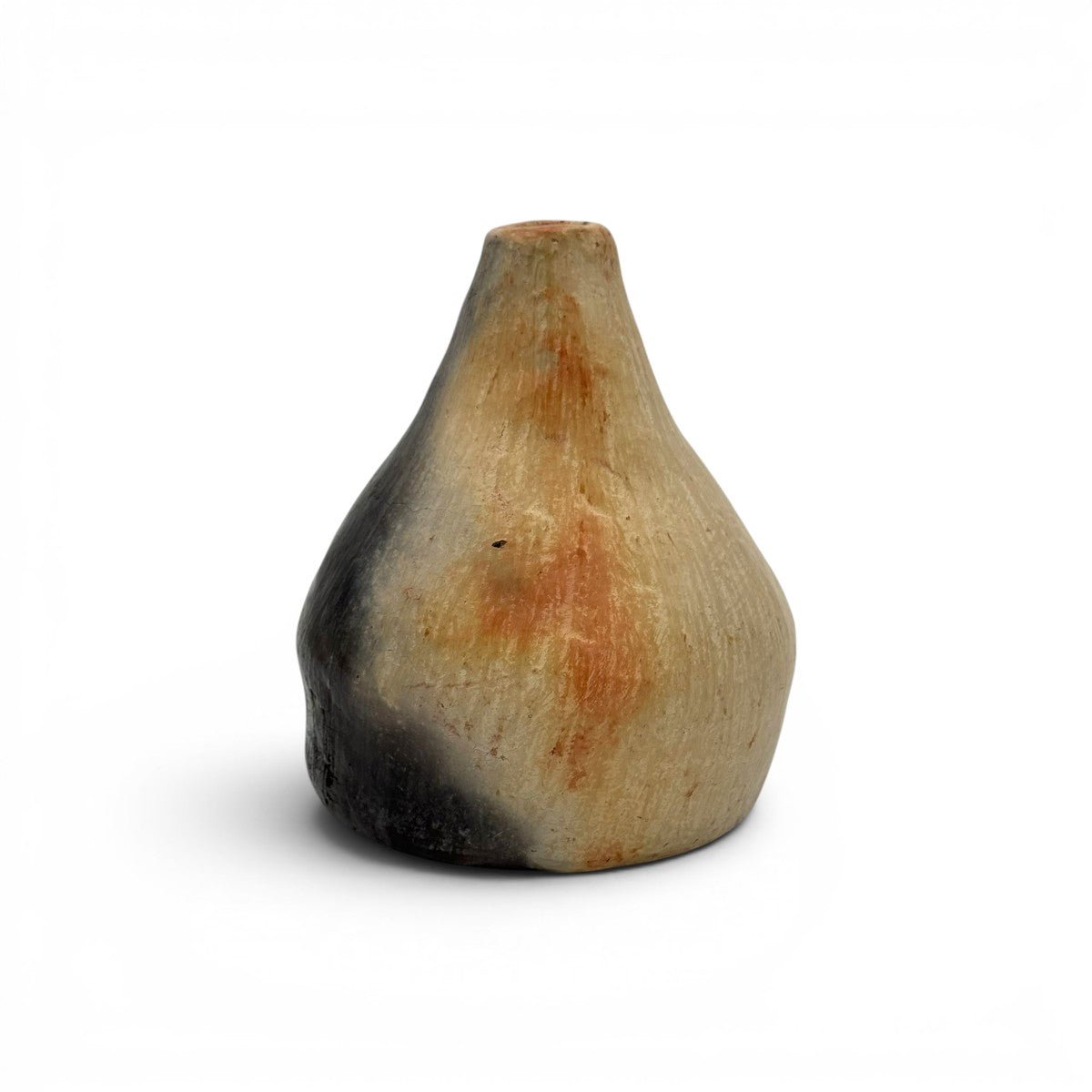 Il vaso conico in terra fiammata esposto come elegante accento di design primitivo su un piano moderno.