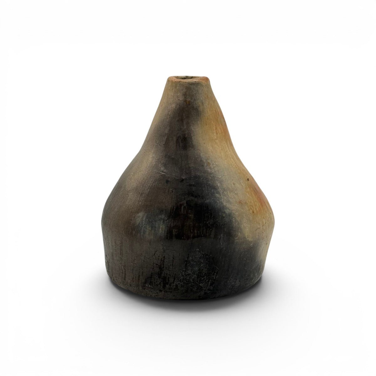 Base ampia e stabile del vaso organico tunisino che instaura un dialogo profondo con lo spazio d'avanguardia.