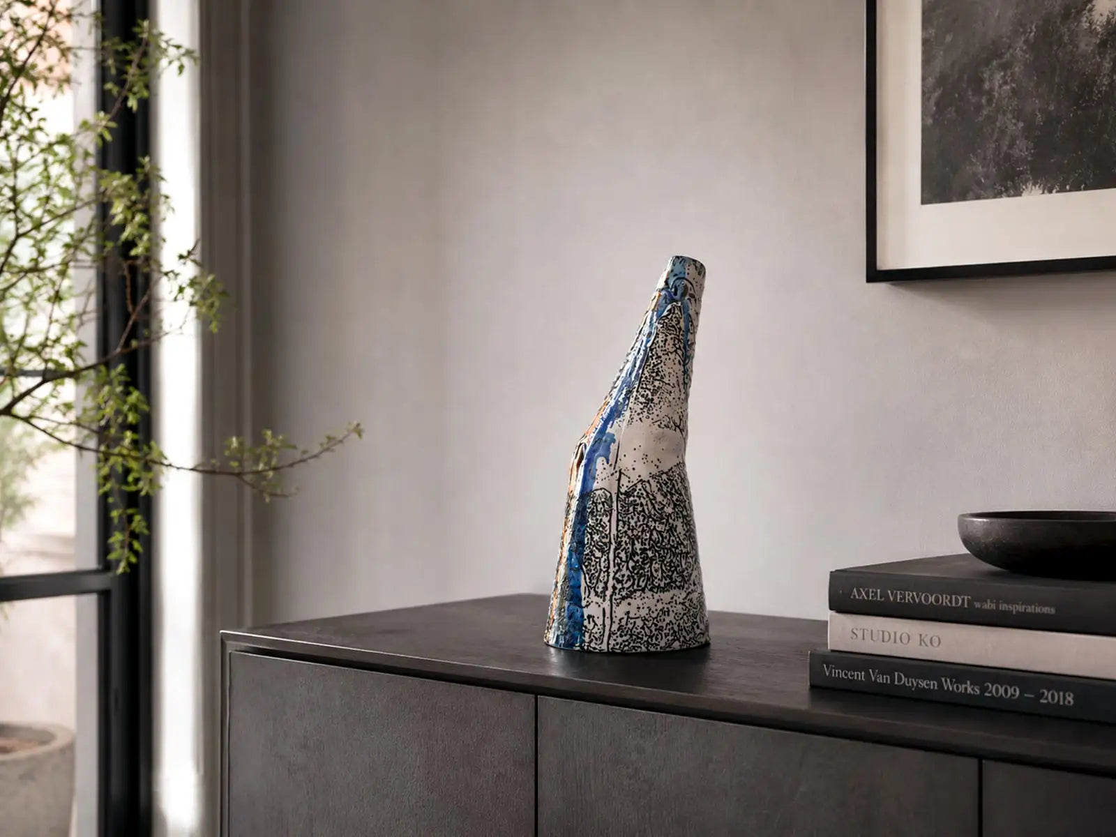 vaso di design vari colori posizionato su una credenza moderna in living di design