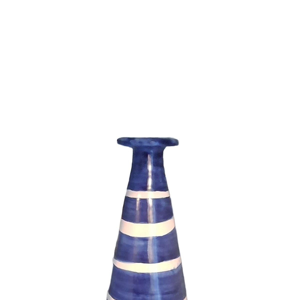 Il vaso ceramica Eco Marina che ospita un singolo stelo di calla bianca.