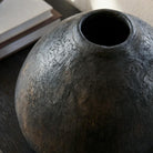 Dettaglio della finitura liscia e lucida del vaso goccia in ceramica artigianale