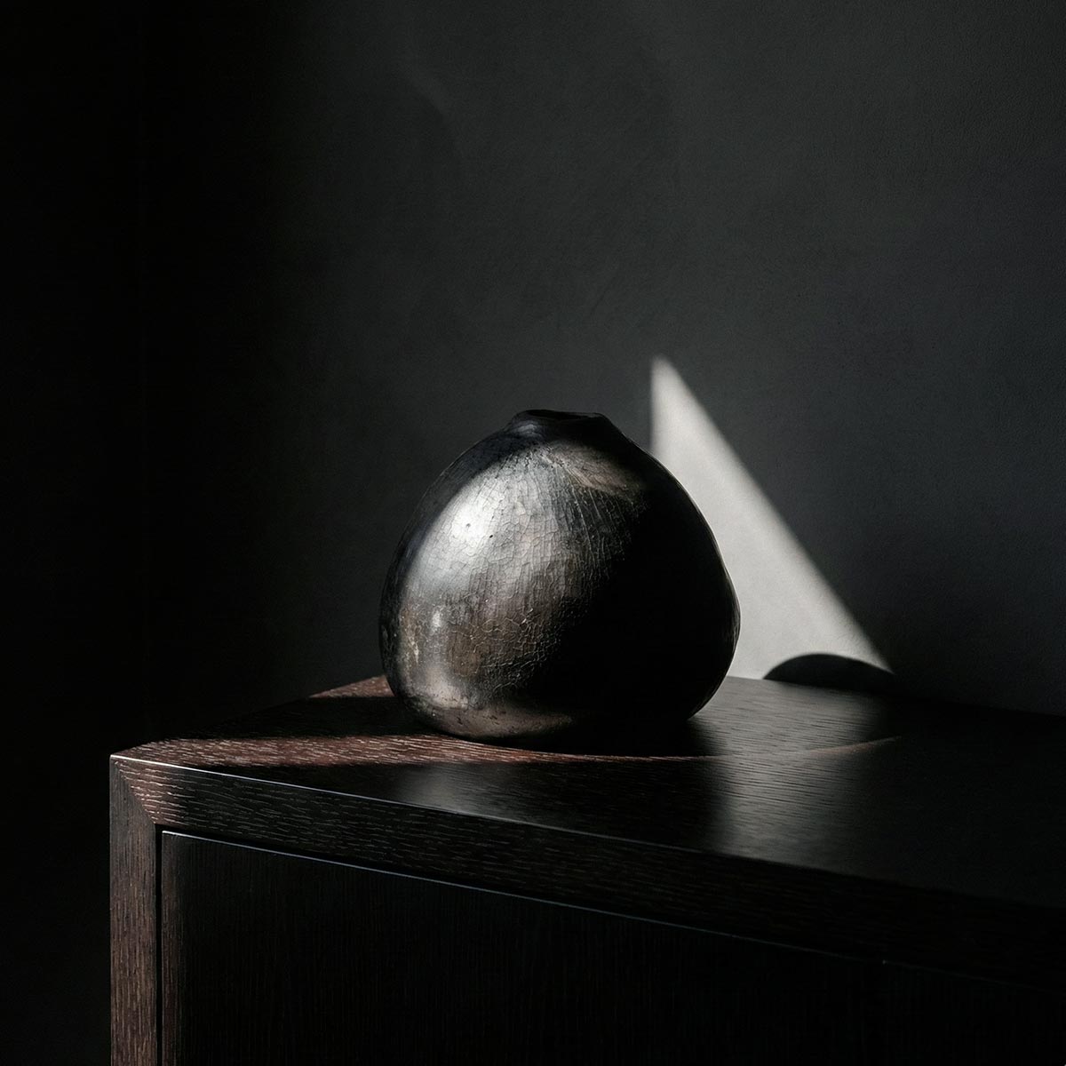 Scultura design organico vaso goccia con illuminazione che esalta i riflessi