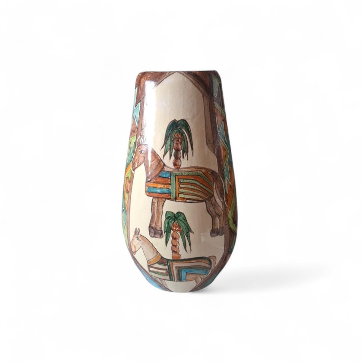 Il vaso Kilim Tulipè come pezzo focale in un interno dallo stile etnico-chic.