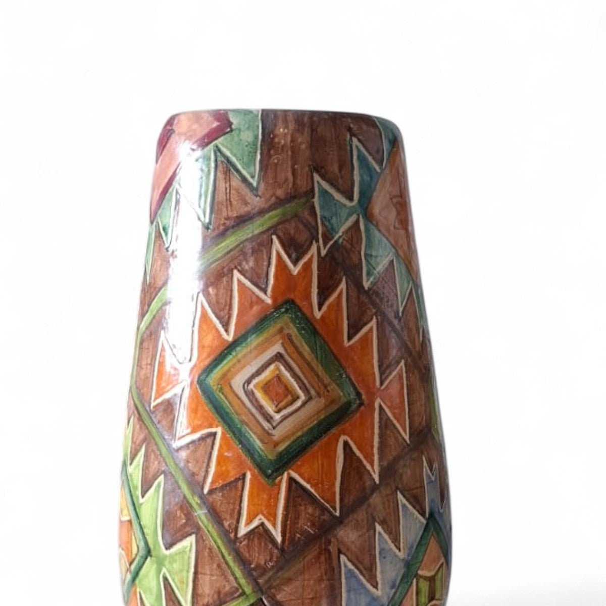 Vista di tre quarti del vaso Kilim Tulipè, che ne evidenzia la finitura satinata.