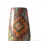 Vista di tre quarti del vaso Kilim Tulipè, che ne evidenzia la finitura satinata.