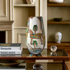 Primo piano del lato con intricata geometria in stile Kilim del vaso ceramica etnico.