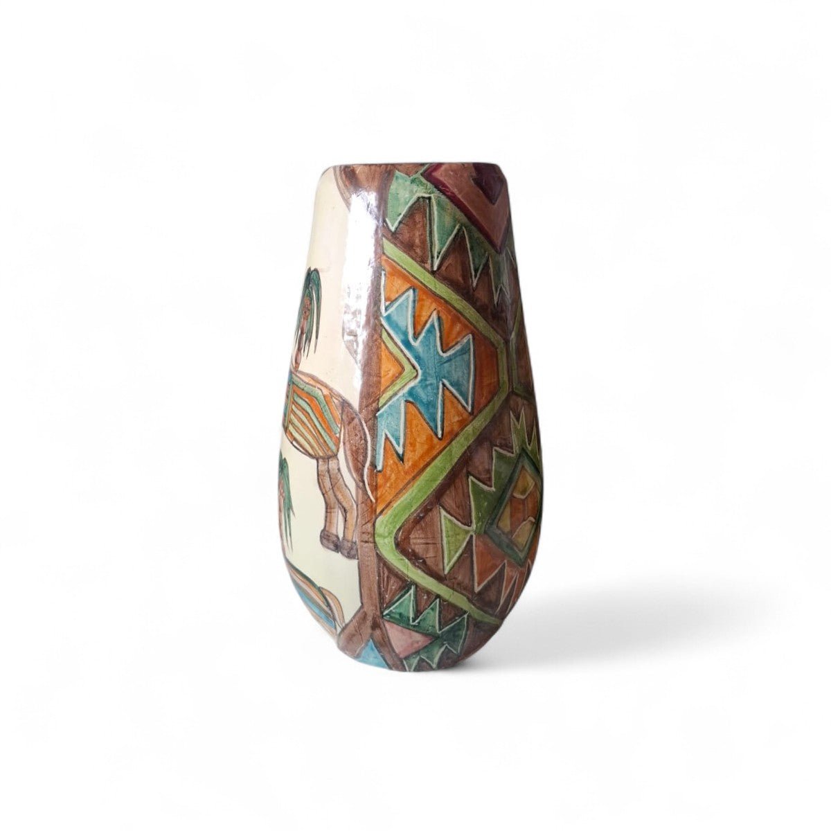 Dettaglio del lato con la scena dei cavalli stilizzati sotto le palme, dipinto a mano.