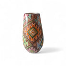 Profilo del vaso ceramica etnico che ne mostra l'elegante forma a tulipano.