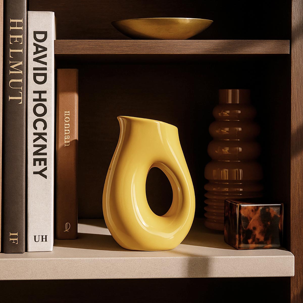Vaso Lemon Drop in ceramica giallo solare con design ispirato ai limoni, su sfondo bianco.