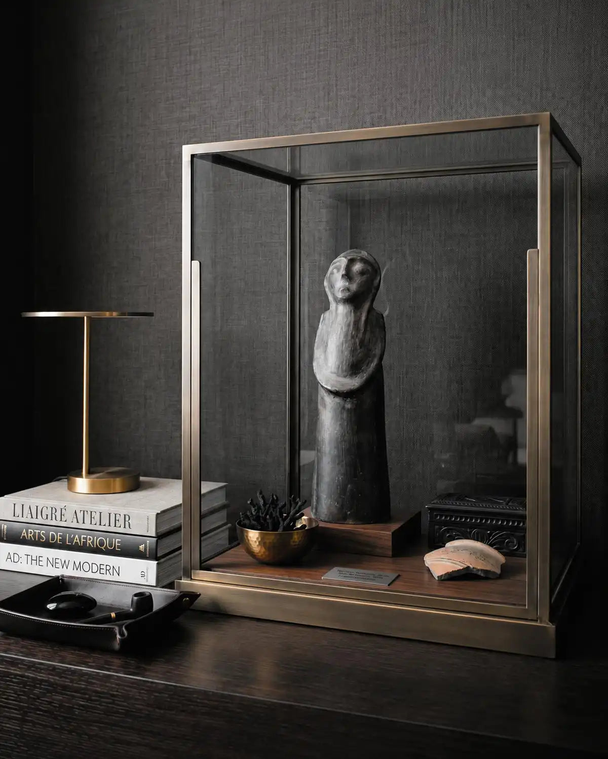 scultura Malles di Sejnane come presenza scultorea in una madia contemporanea di design stile liaigre