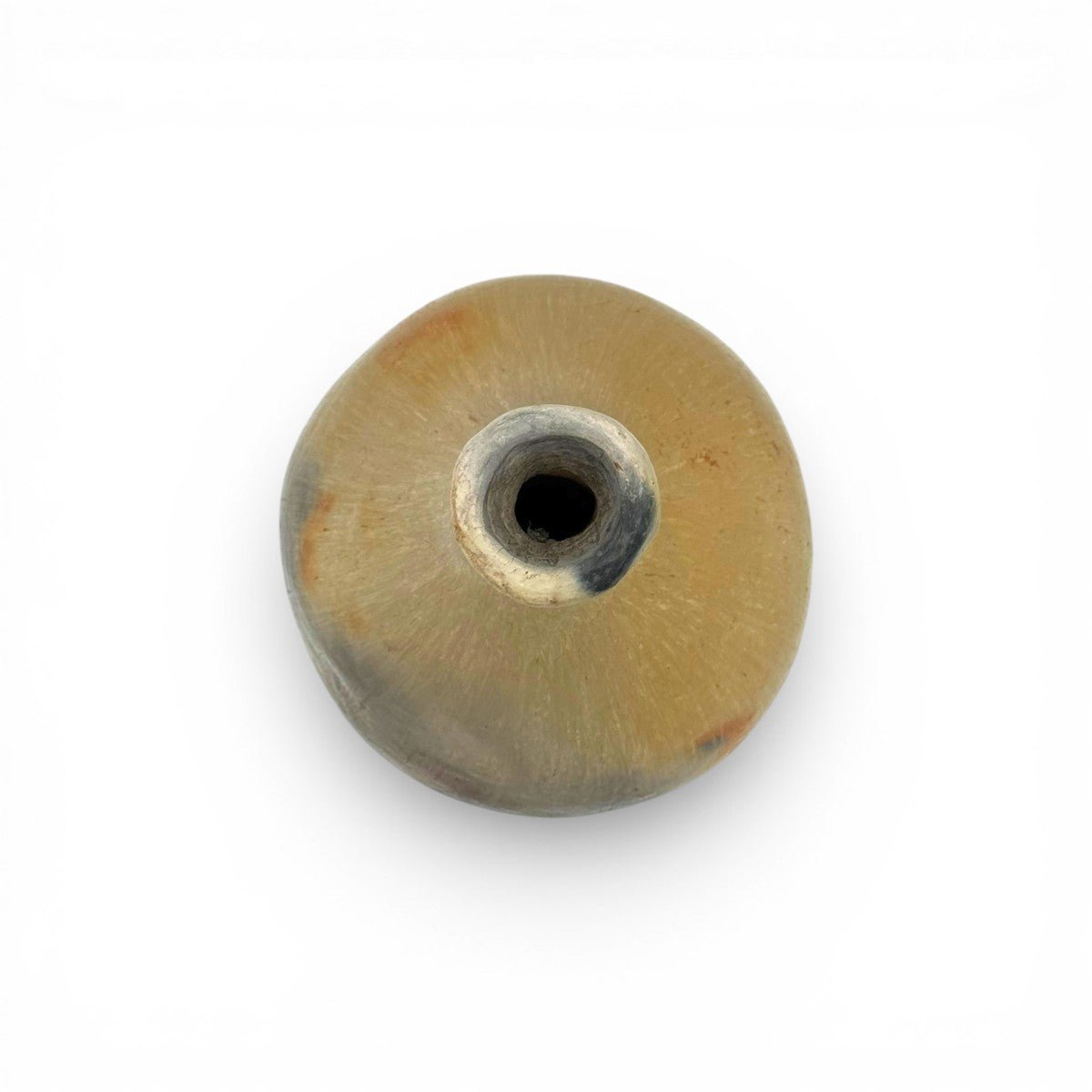 Contrasto cromatico tra fumo e ocra, vaso Malles x Vicode di Najed.