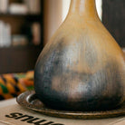 Dettaglio della macchia scura a fumo (charcoal) sulla ceramica raw Najed.