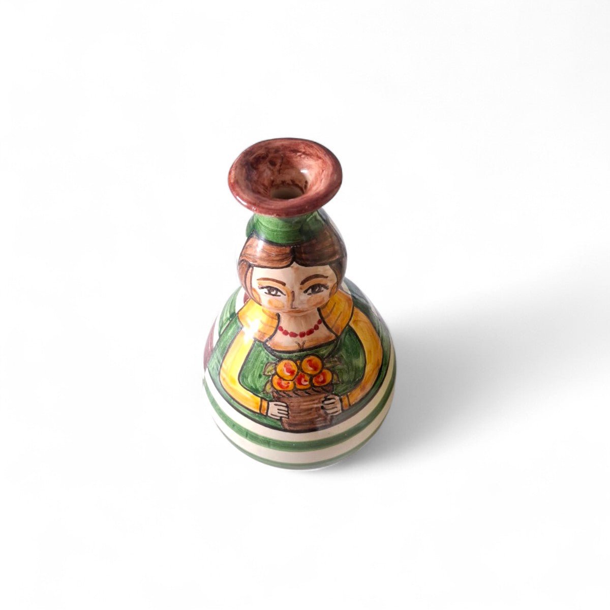 Il vaso Pupetta Fiorita in un interno luminoso, come scultura domestica benevola.