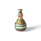 Dettaglio dei fiori dipinti a mano nel cesto del vaso pupetta maiolica.