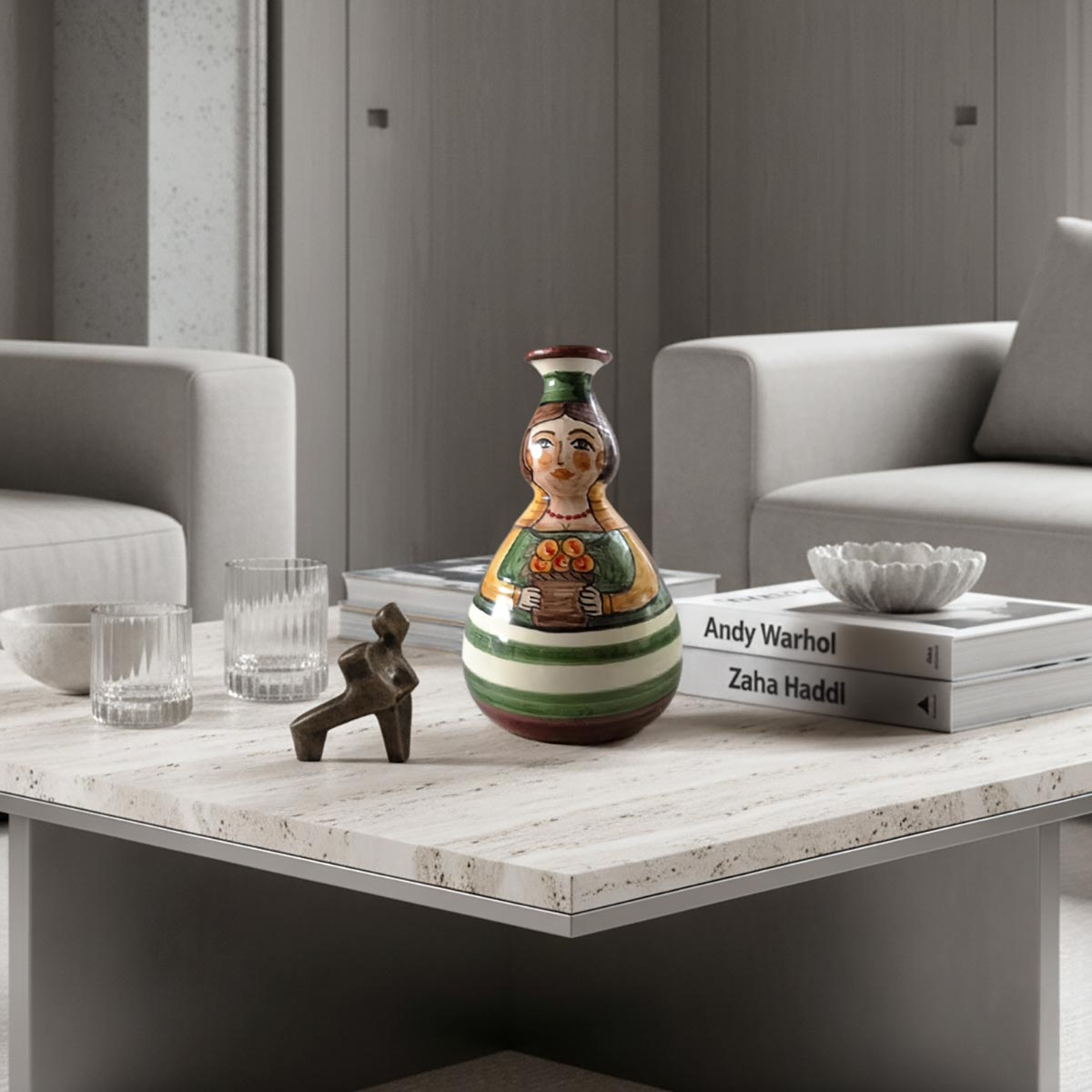 Il vaso Pupetta maiolica esposto su una mensola in cucina, in stile folk-chic.