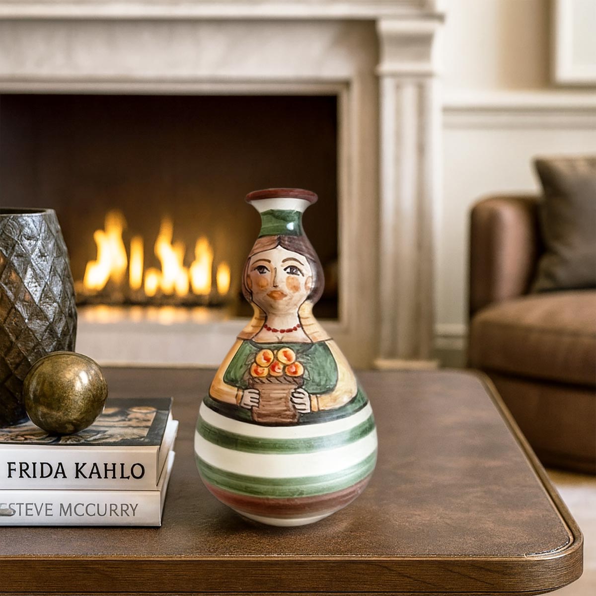 Il vaso Pupetta maiolica che ospita un mazzo di fiori di campo colorati.