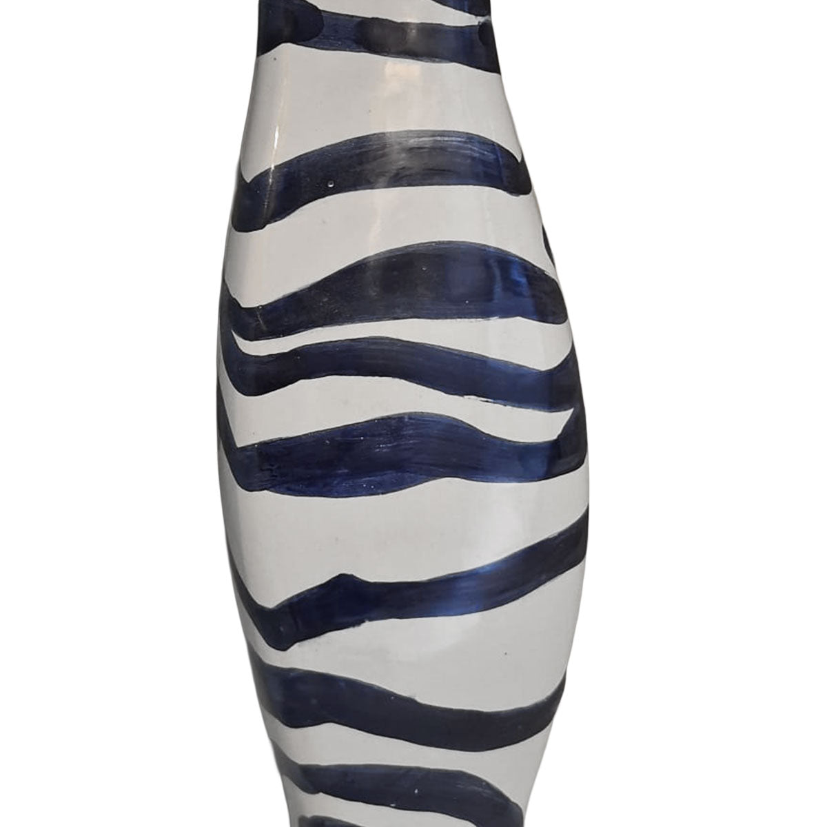 Il Vaso Ritmo Marino con un singolo ramo secco, per un look decorativo minimalista.