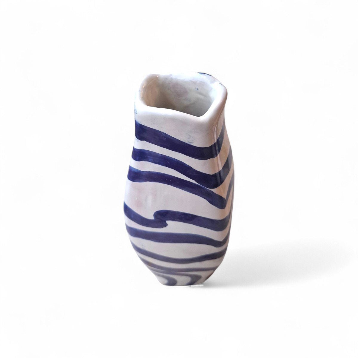 Il Vaso Ritmo Marino in un ambiente luminoso, che ne esalta i colori mediterranei.