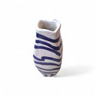 Il Vaso Ritmo Marino in un ambiente luminoso, che ne esalta i colori mediterranei.