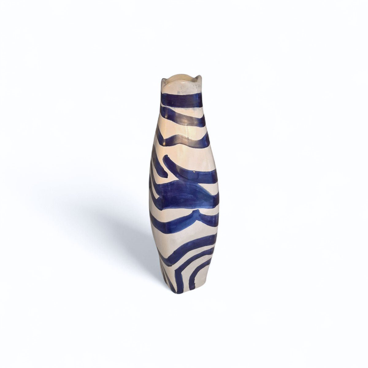 Il Vaso Ritmo Marino (dimensioni) accanto a una conchiglia per un confronto.