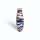 Il Vaso Ritmo Marino (dimensioni) accanto a una conchiglia per un confronto.