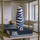 Profilo del vaso Ritmo Marino che ne mostra la silhouette elegante e le pennellate.