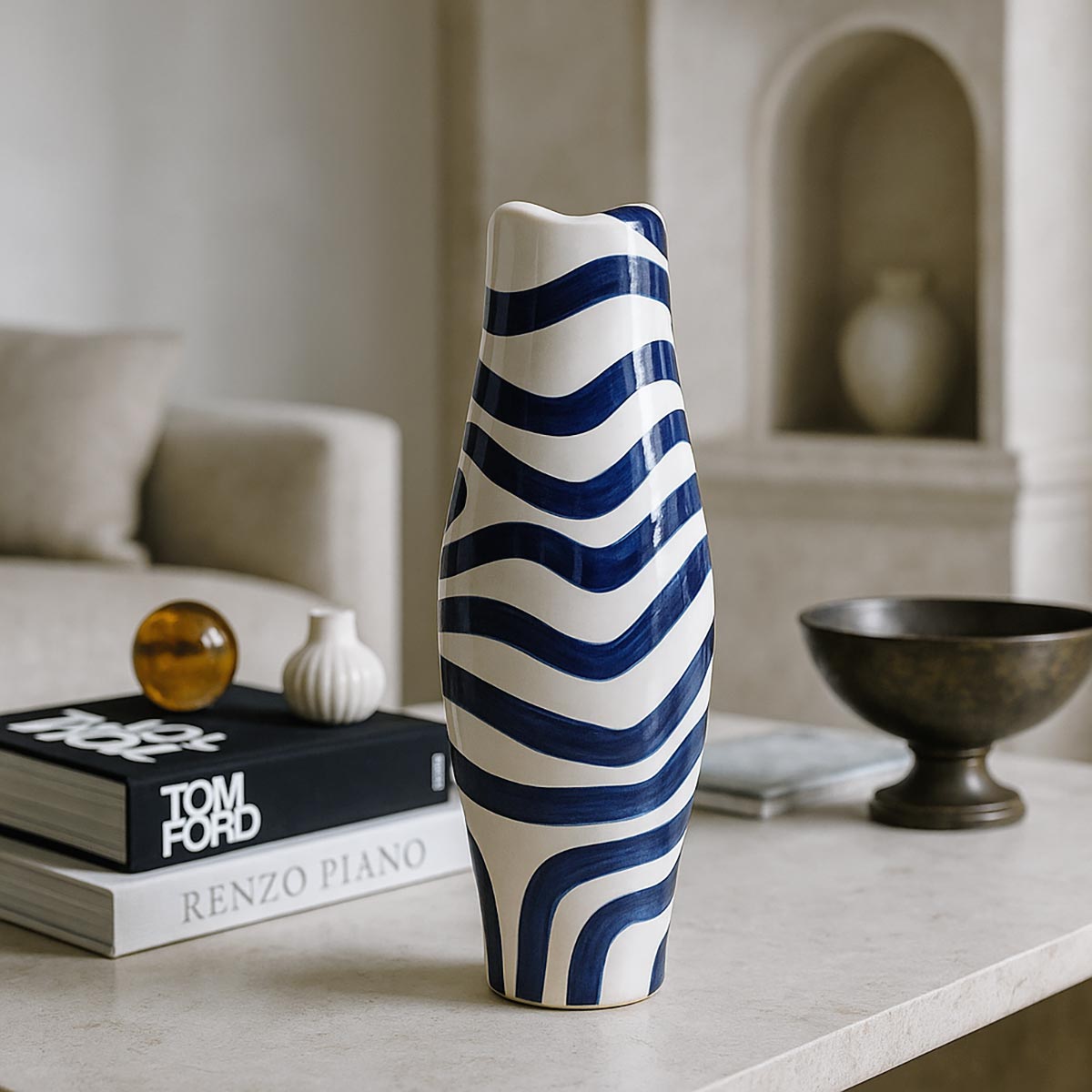 La firma dell'artista Artema Galli sulla base del vaso Ritmo Marino.