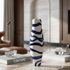 Primo piano delle pennellate fluide di blu cobalto sul vaso Ritmo Marino.