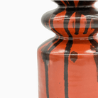Dettaglio design a dischi impilati vaso artigianale lucido