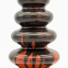 Dettaglio design a dischi impilati vaso artigianale lucido smaltato rosso e nero