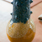 Ceramica artistica smalto reattivo blu indaco e ocra lucido
