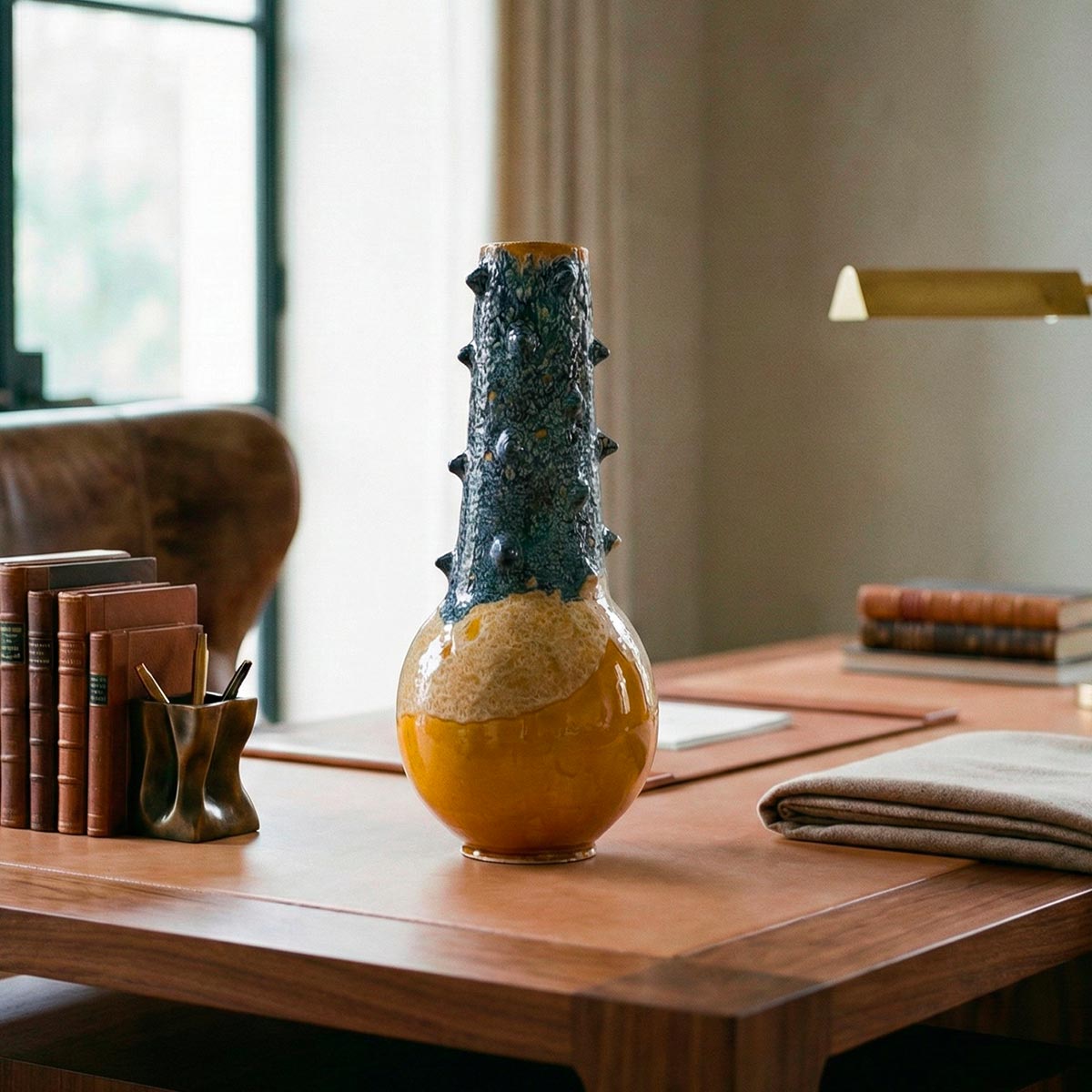 Vaso scultoreo bicolore base gialla e collo blu ruvido
