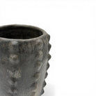Vista ravvicinata dell'imboccatura del vaso, che mostra lo spessore dell'argilla nera.