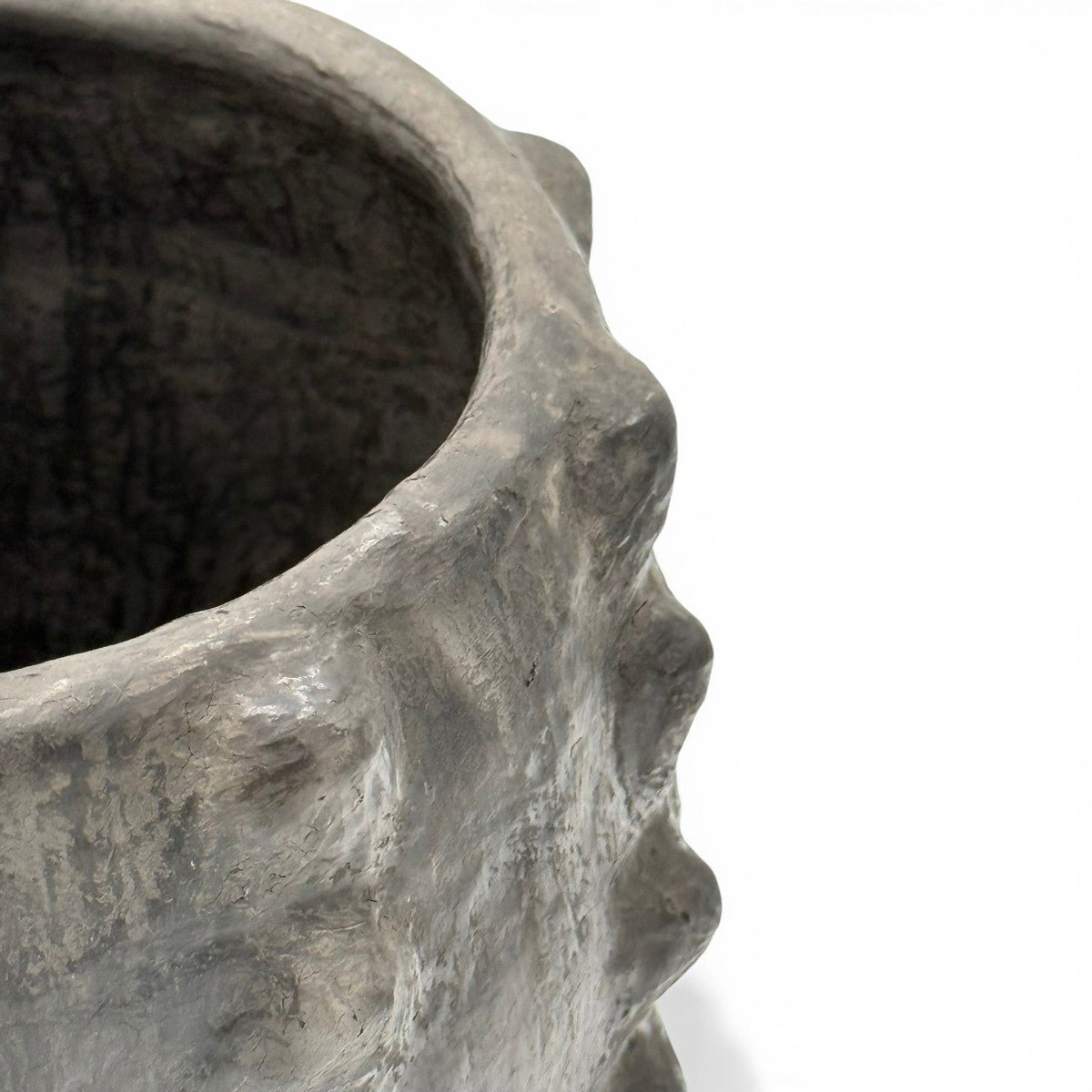 La firma dell'artista Hanene incisa sulla base della scultura in argilla cruda.