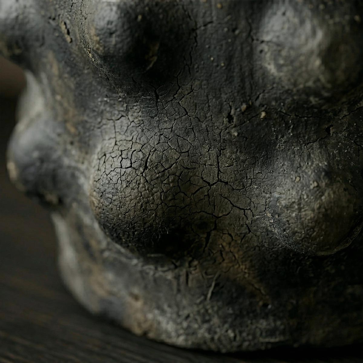 Finitura metallizzata e materica ottenuta con la cottura ancestrale sotto paglia.
