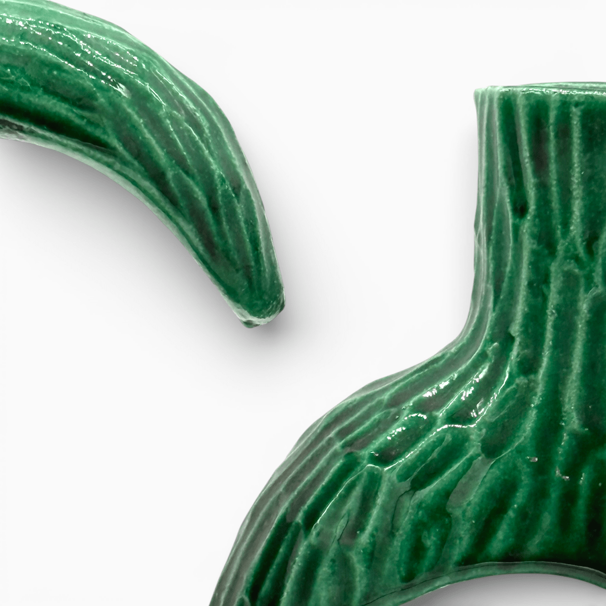 Design biofilico vaso scultoreo verde smeraldo apertura stretta