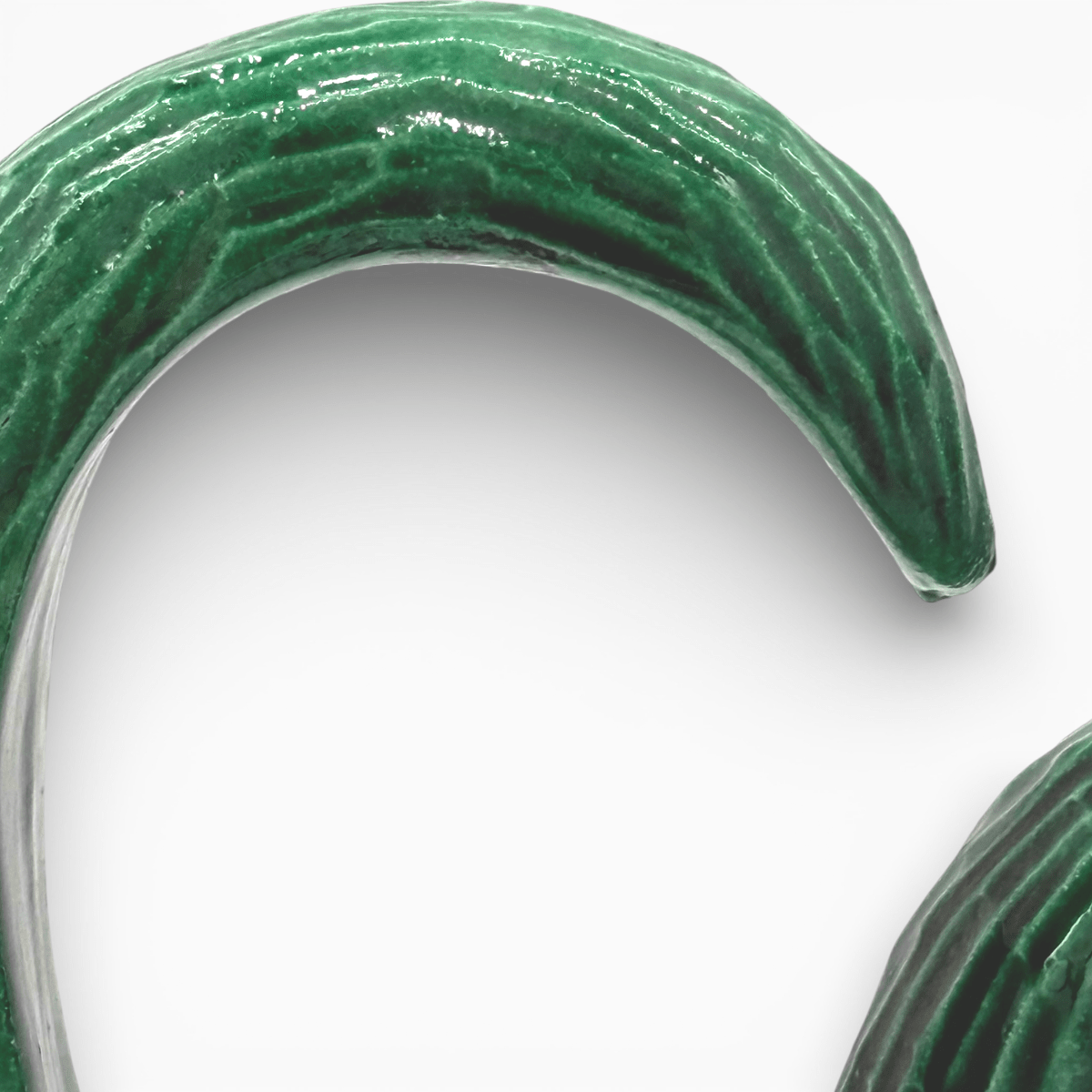 Vista frontale vaso artistico con texture rigata verticale