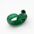 Vaso scultoreo verde forma cuore stilizzato su sfondo bianco