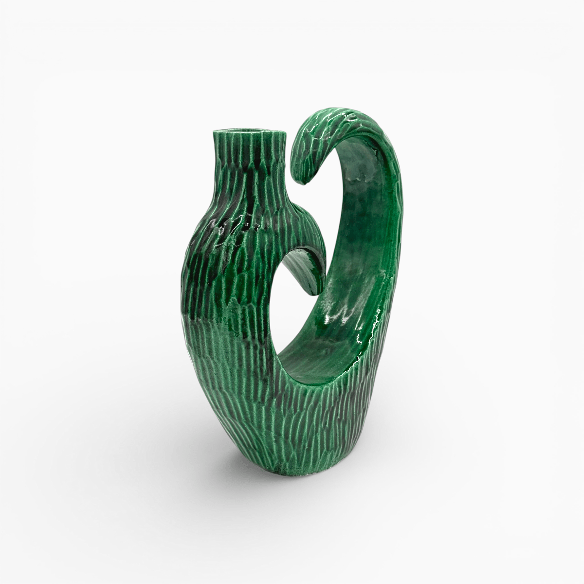 Opera unica in ceramica smaltata verde scuro con riflessi