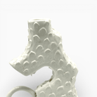Vaso scultoreo bianco forma animale fantastico o marino