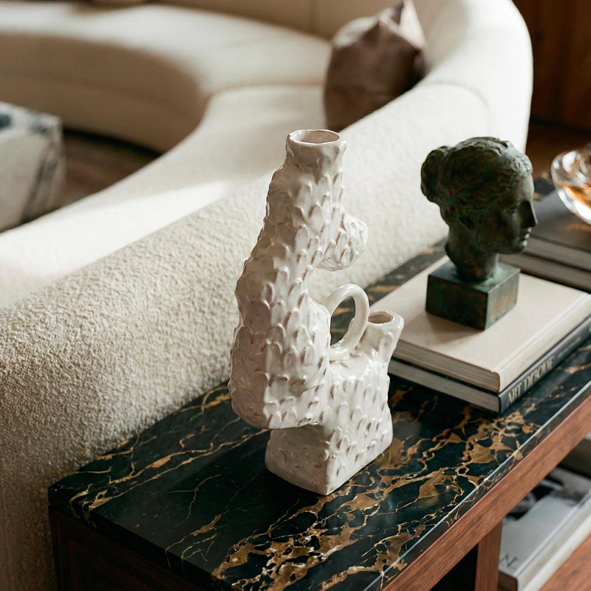 Vaso scultoreo bianco con texture a scaglie in rilievo
