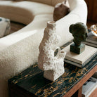 Vaso scultoreo bianco con texture a scaglie in rilievo