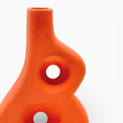 Dettaglio texture opaca vaso scultoreo terracotta artigianale