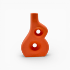 Oggetto d'arredo arancione vibrante con design a doppio foro