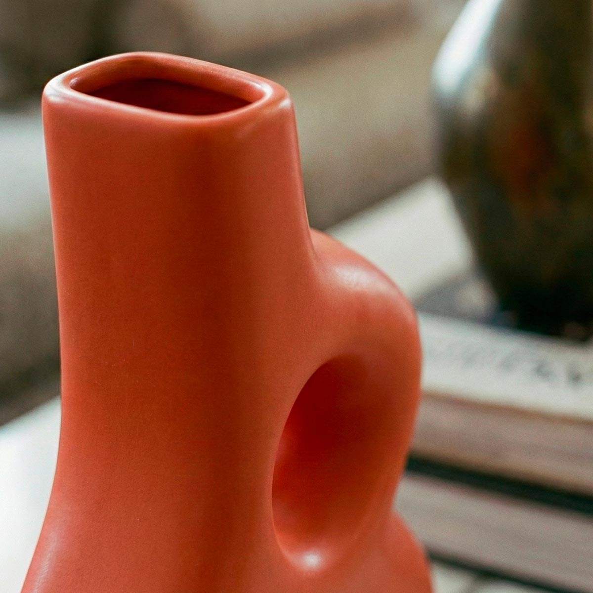 Vaso scultoreo terracotta arancione opaco con fori circolari